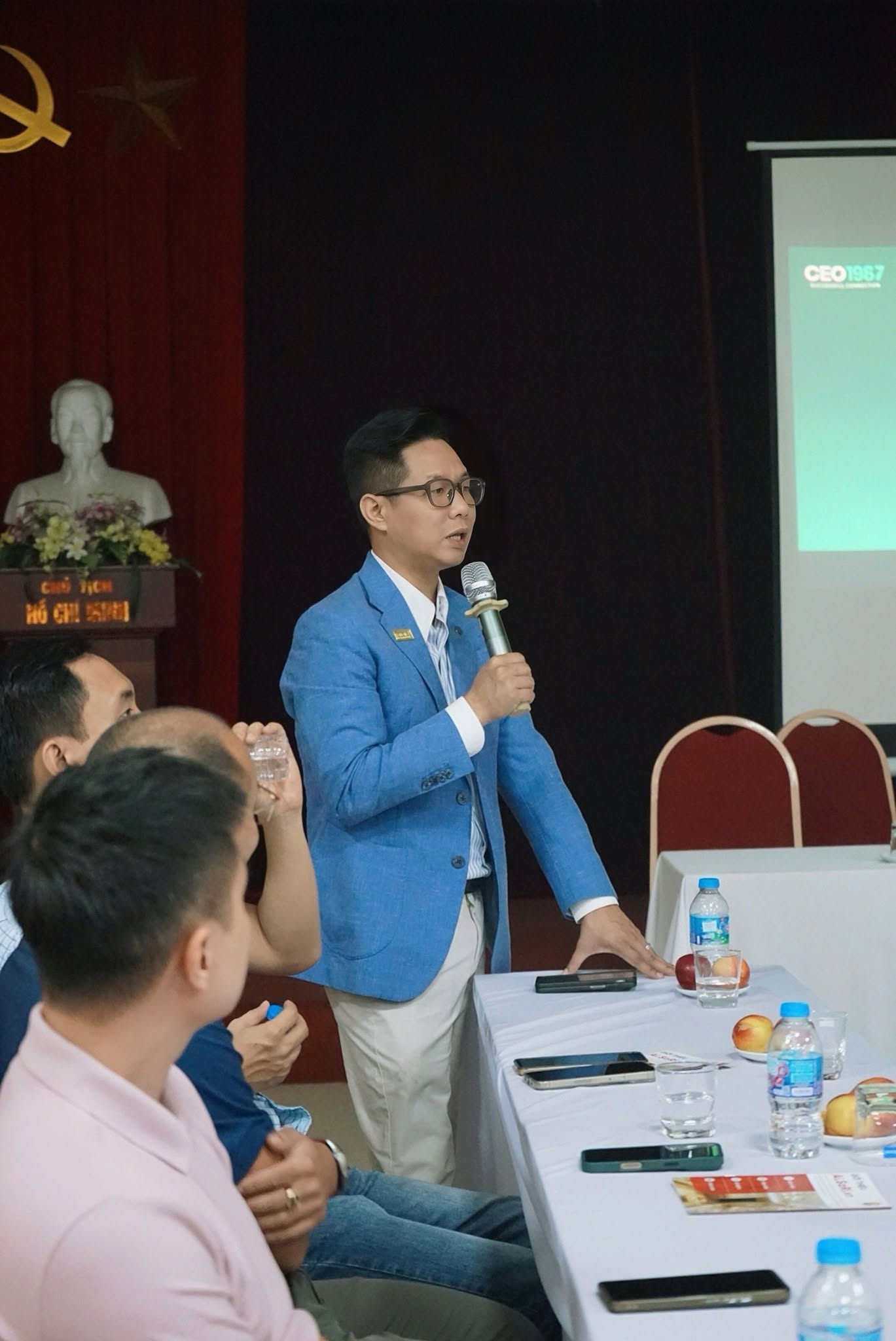 Diễn giả chia sẻ tại buổi họp định kỳ tháng 6 CLB CEO1987