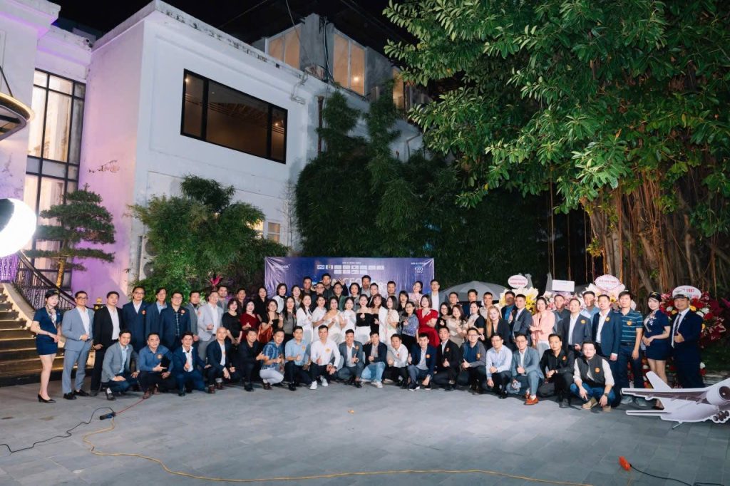 Toàn thể doanh nhân CEO 1987 chụp ảnh lưu niệm ngoài trời trong đêm Gala Cất Cánh CEO 1987 đầy ấm áp và gắn kết