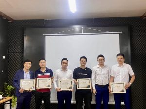 Nhóm thành viên đội ngũ CEO1987 cầm giấy chứng nhận trong buổi lễ ghi nhận đóng góp, đánh dấu hành trình 4 năm CEO1987