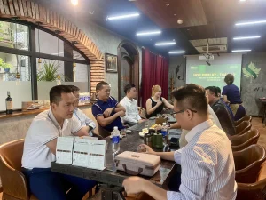 Không khí họp định kỳ tháng 7 CEO1987 ngày 31/07/2026, các thành viên quây quần trò chuyện trước giờ đào tạo.