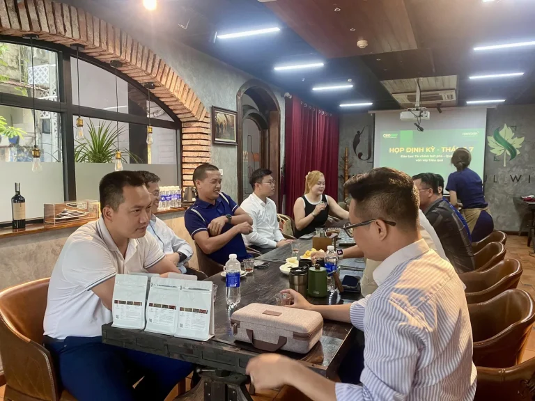 Không khí họp định kỳ tháng 7 CEO1987 ngày 31/07/2026, các thành viên quây quần trò chuyện trước giờ đào tạo.