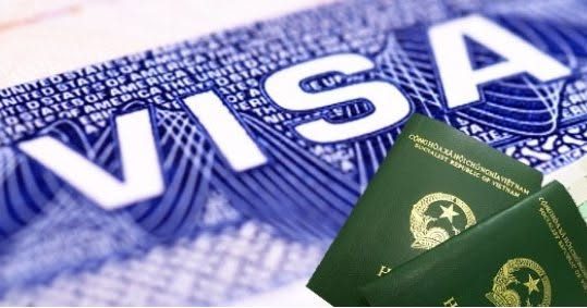 Hộ chiếu Việt Nam cùng trang dấu visa cận cảnh, minh họa dịch vụ visa chuyên nghiệp của Lucky Cat Việt Nam