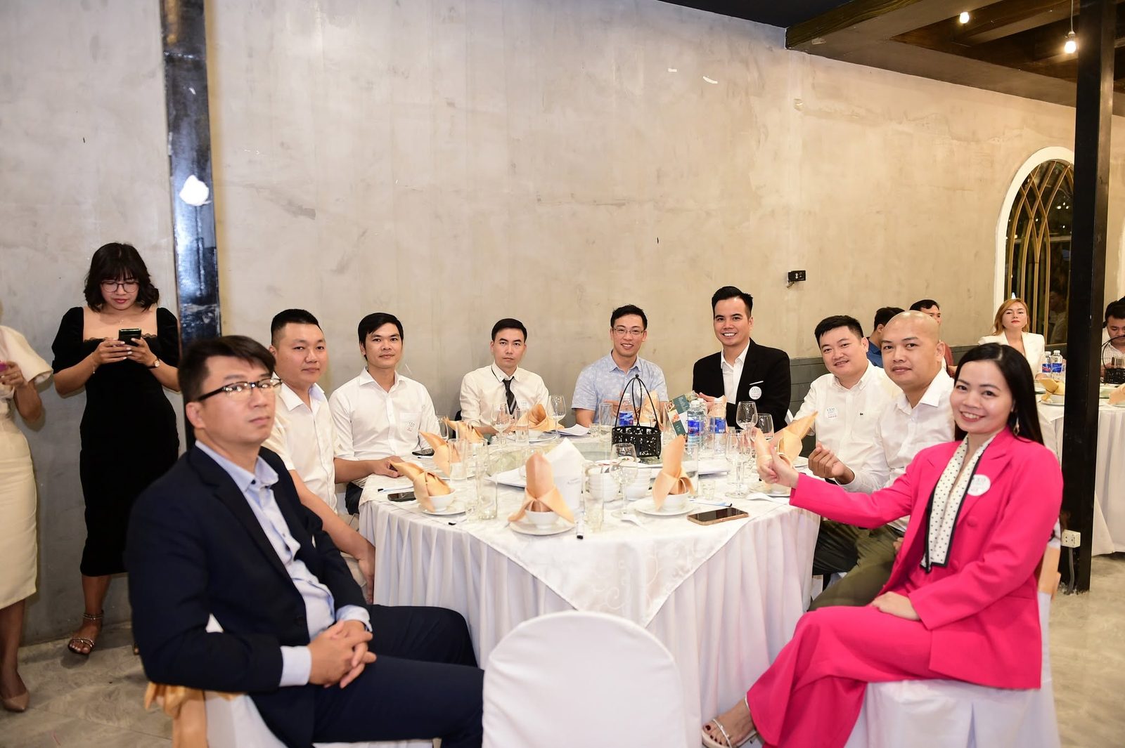 Thành viên CEO 1987 quây quần bên bàn tiệc trong buổi gặp gỡ giao lưu ấm áp, xóa nhòa khoảng cách giữa các ngành nghề