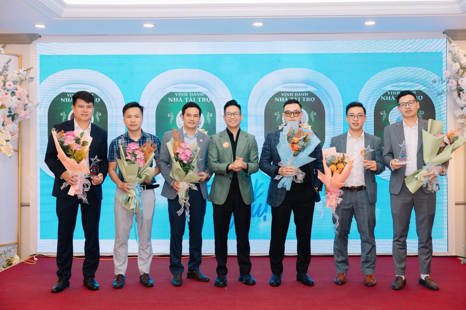 Đại diện Ban tổ chức Gala Cất Cánh CEO 1987 trao hoa tri ân các nhà tài trợ và đơn vị đồng hành chương trình