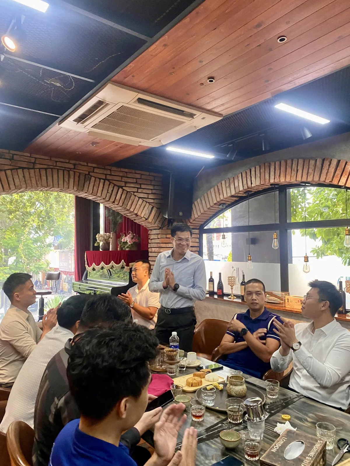Đại diện CEO1987 phát biểu trong phần báo cáo hoạt động tại họp định kỳ tháng 7, các thành viên vỗ tay hưởng ứng.