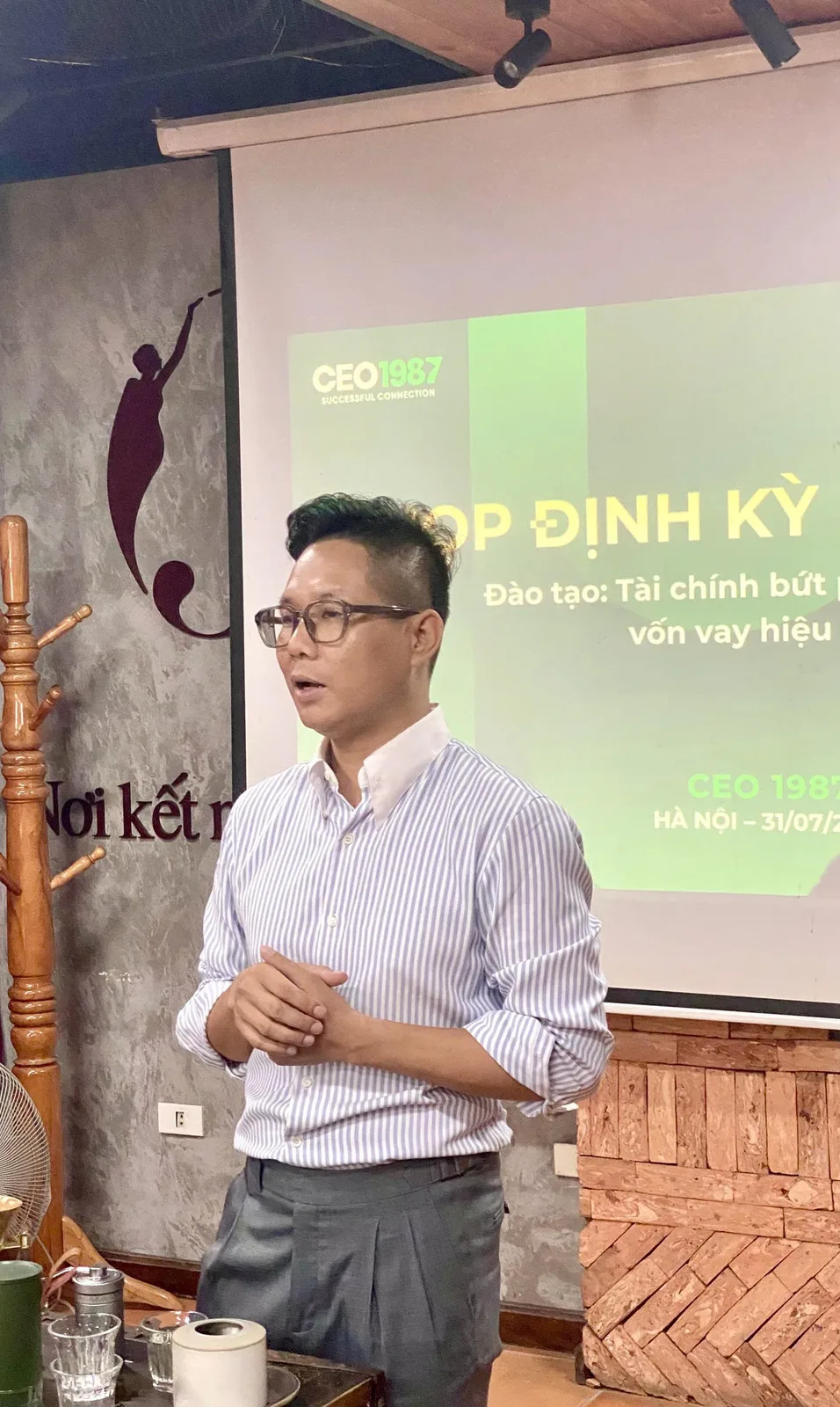Diễn giả trình bày chuyên đề Tài chính bứt phá - Quản trị vốn vay hiệu quả tại họp định kỳ CEO1987 ngày 31/07.