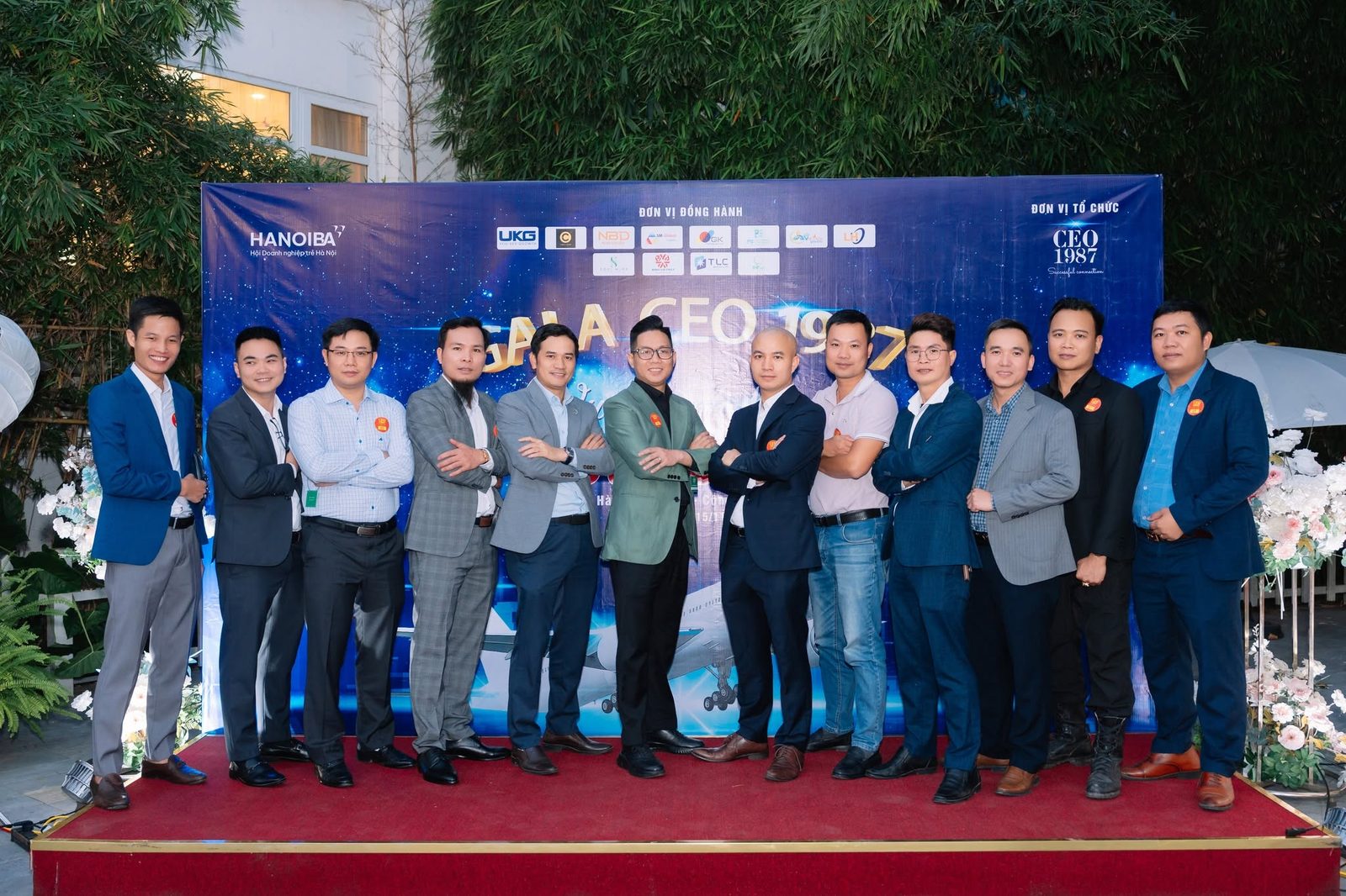 Các nam doanh nhân CEO 1987 tự tin sánh vai trước sân khấu đêm Gala Cất Cánh CEO 1987 đầy khí thế và bản lĩnh