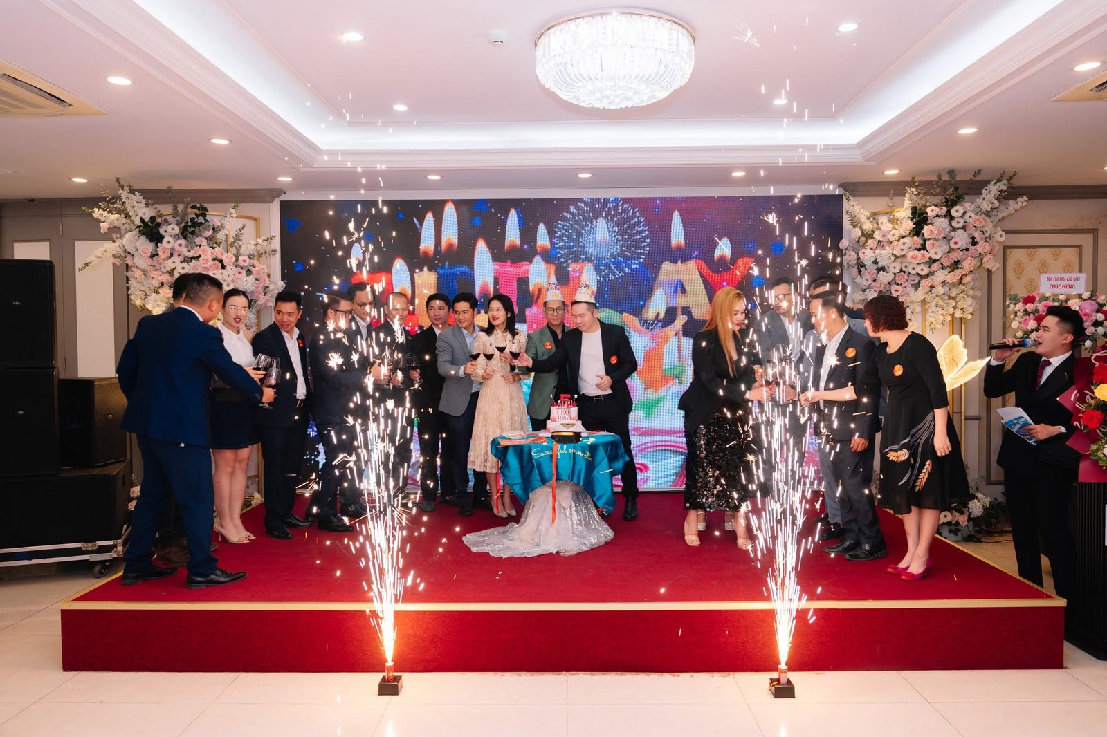 Khoảnh khắc các thành viên CEO 1987 nâng ly chúc mừng giữa pháo hoa lấp lánh trên sân khấu đêm Gala Cất Cánh