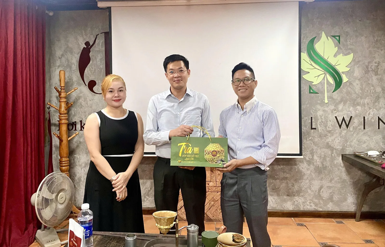 Khoảnh khắc trao quà trà ướp sen Hồ Tây giữa các thành viên CEO1987 tại họp định kỳ tháng 7, ngày 31/07/2026.