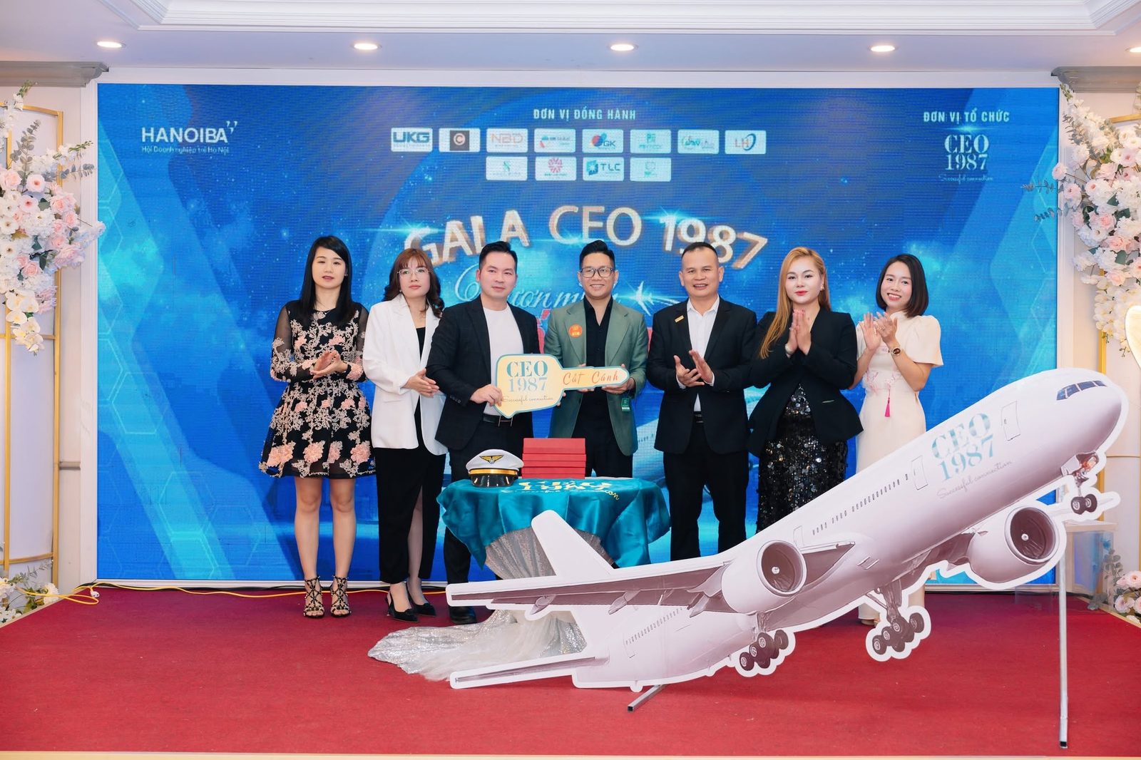 Nghi thức trao chìa khóa Cất Cánh cùng mô hình máy bay biểu tượng cho khát vọng vươn xa của cộng đồng CEO 1987