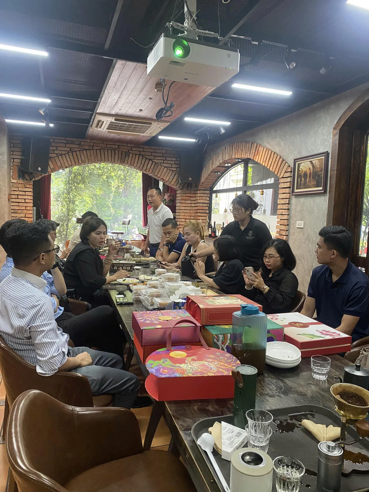 Bàn tiệc họp định kỳ CEO1987 tháng 7 bày nhiều hộp quà tri ân, không khí giao lưu ấm áp giữa các thành viên.