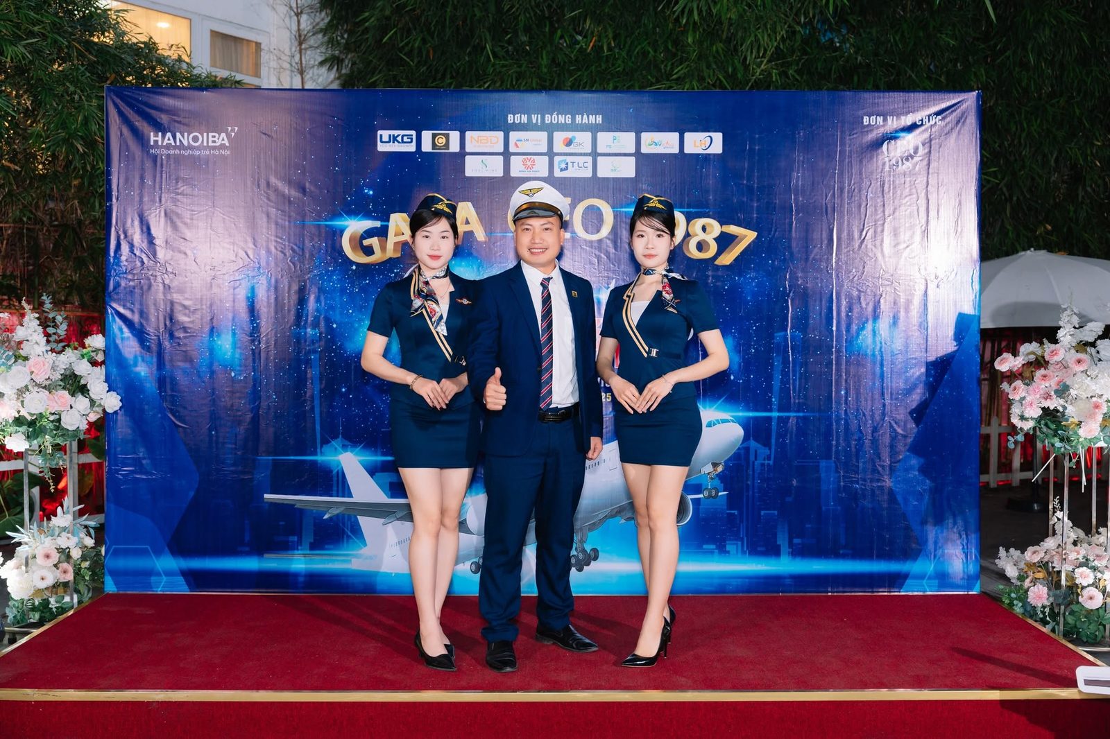 Thành viên CEO 1987 hóa thân phi công đầy phong thái bên hai tiếp viên hàng không trong đêm Gala Cất Cánh
