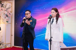 Cặp song ca thành viên CEO 1987 cất giọng trên sân khấu ánh đèn tím hồng rực rỡ trong đêm gala