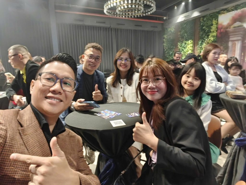 Hội viên CLB CEO1987 cùng gia đình tạo dáng rạng rỡ trong đêm khai mạc ấm áp của chương trình Family Day CEO1987.