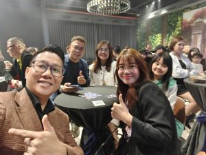 Hội viên CLB CEO1987 cùng gia đình tạo dáng rạng rỡ trong đêm khai mạc ấm áp của chương trình Family Day CEO1987.