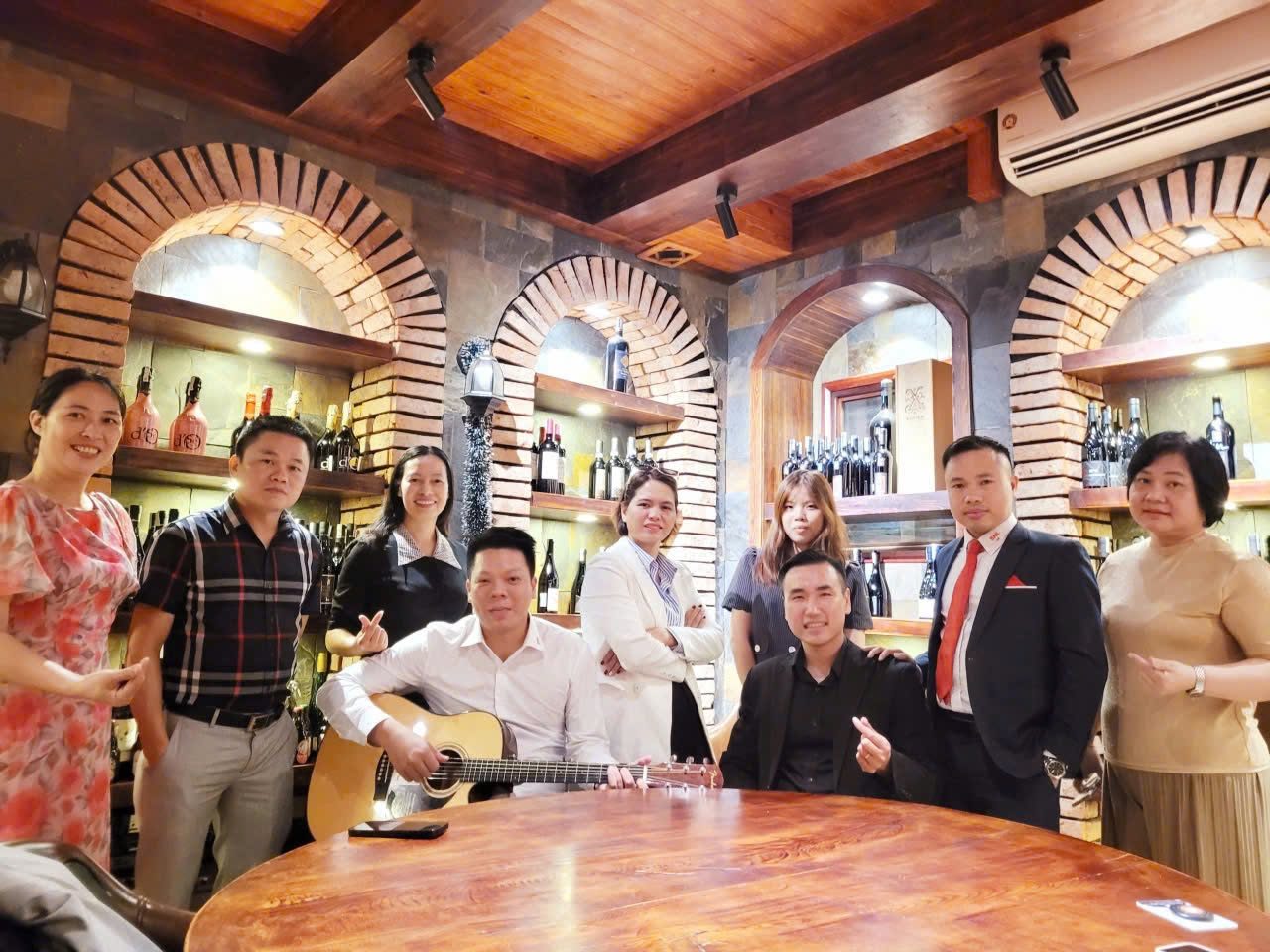Hội viên CLB CEO1987 quây quần bên tiếng đàn guitar mộc mạc trong buổi giao lưu ấm cúng trước thềm Family Day CEO1987.