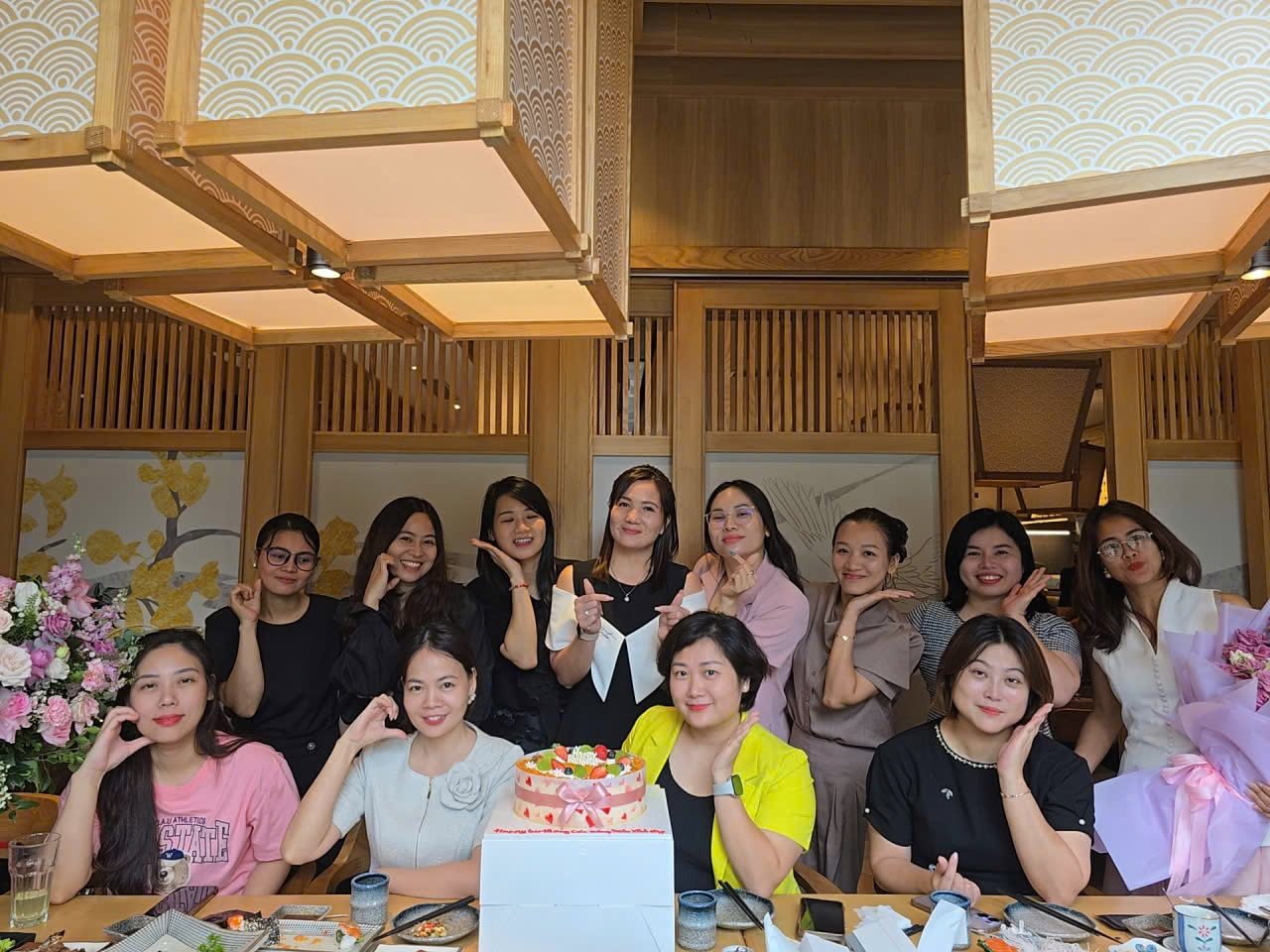 Các nữ doanh nhân CEO1987 rạng rỡ bên hoa tươi và bánh kem trong khoảnh khắc tôn vinh đầy cảm xúc tại Family Day CEO1987.