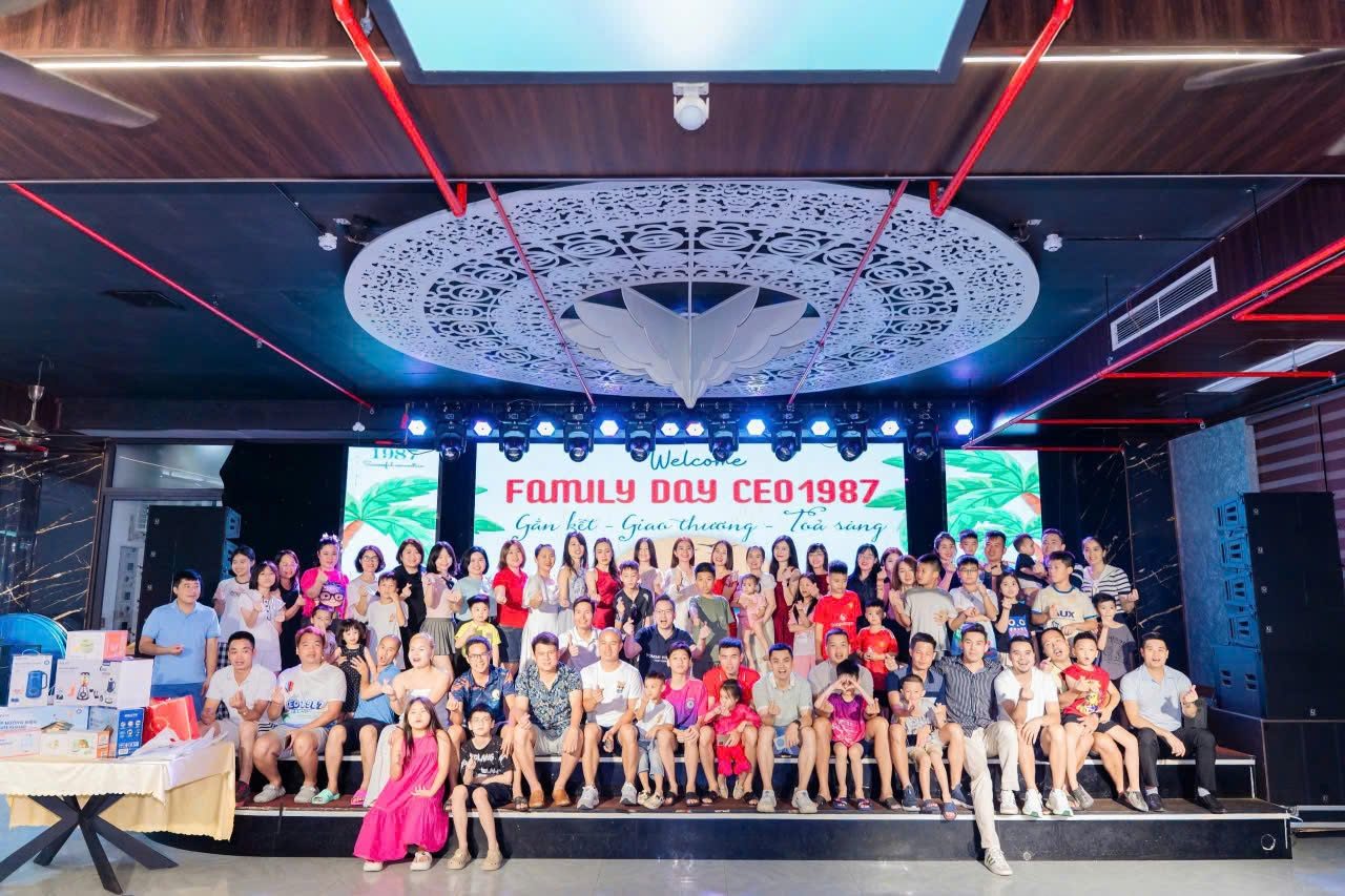 Gia đình hội viên CLB CEO1987 chụp ảnh lưu niệm dưới sân khấu chủ đề Gắn Kết – Giao Thương – Tỏa Sáng của Family Day.