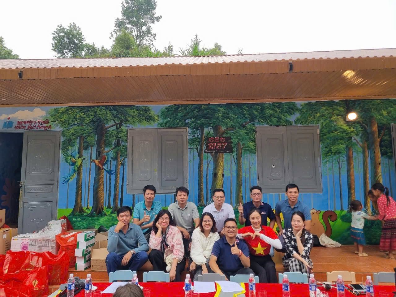 Thành viên CLB CEO 1987 chụp ảnh cùng quà tặng tại điểm trường vùng cao trong hành trình Tình Bạn 1987