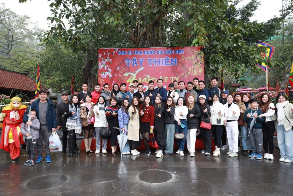 Đoàn CLB CEO chụp ảnh lưu niệm trước banner Khu di tích quốc gia đặc biệt Tây Thiên trong chuyến du xuân đầu năm.