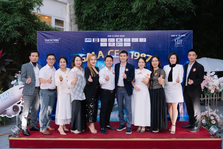 Các thành viên doanh nhân 1987 chụp ảnh lưu niệm trước backdrop Gala CEO 1987 trong sự kiện gặp nhau cuối năm tại Hà Nội