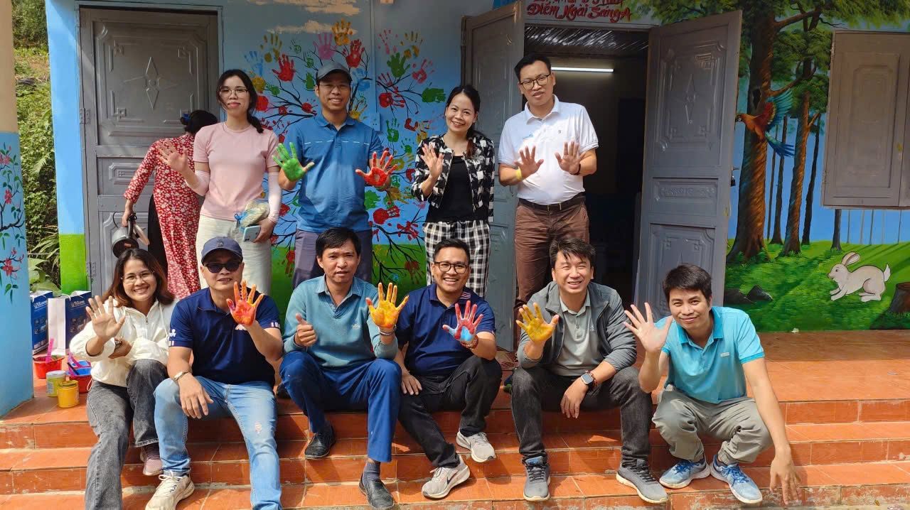Thành viên CEO 1987 khoe đôi tay lấm sơn màu sau khi cùng nhau tô vẽ tường điểm trường vùng cao