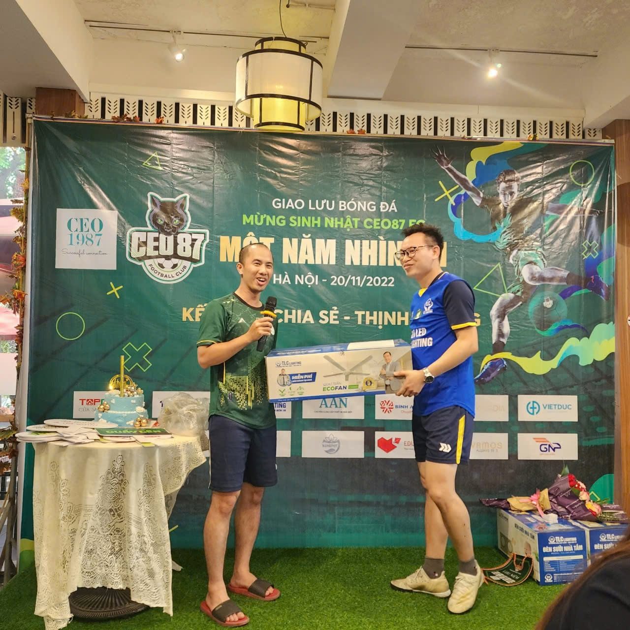 Đại diện FC CEO 87 trao quà lưu niệm trong buổi giao lưu mừng sinh nhật đội bóng đầy ấm áp.