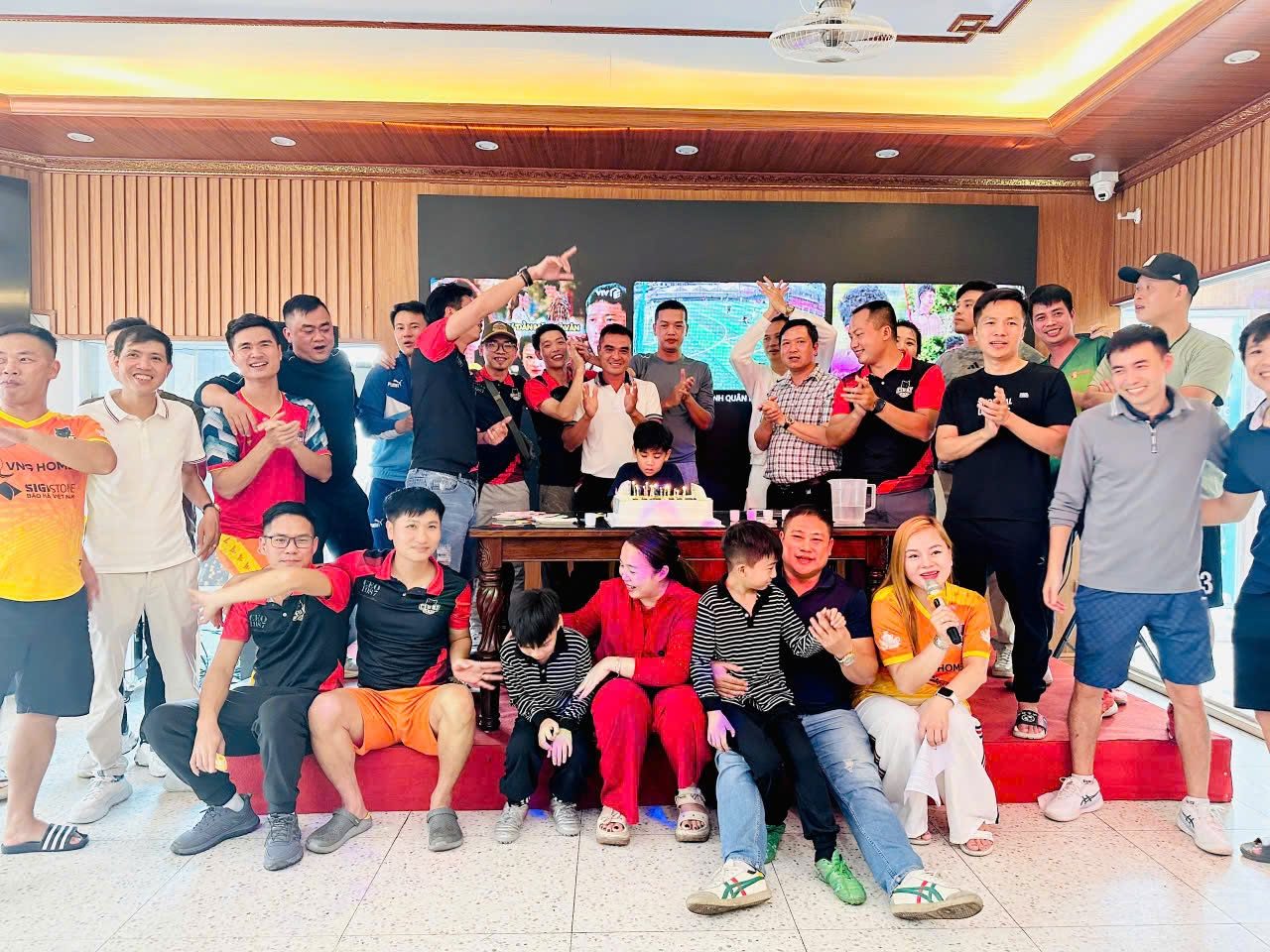 Tập thể hội viên CEO1987 quây quần chúc mừng sinh nhật ấm áp giữa hành trình Family Day đầy niềm vui và gắn kết.