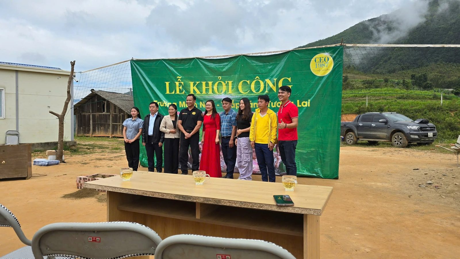 Banner Lễ Khởi Công Trường Mầm Non Thắp Sáng Tương Lai cùng các thành viên CLB CEO1987 tại vùng cao