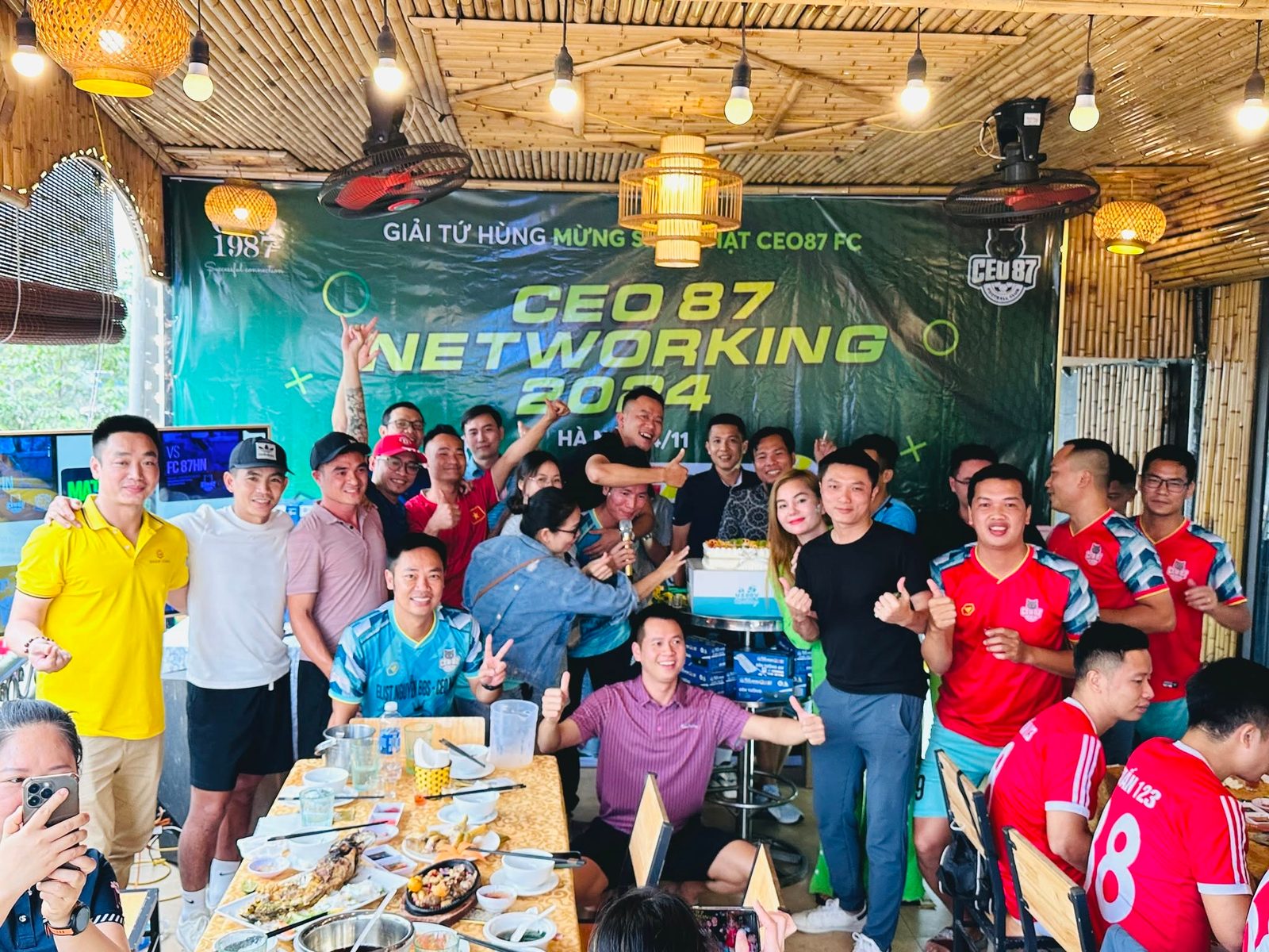 Đông đảo thành viên FC CEO 87 và khách mời quây quần trong giải giao lưu mừng sinh nhật đội bóng.
