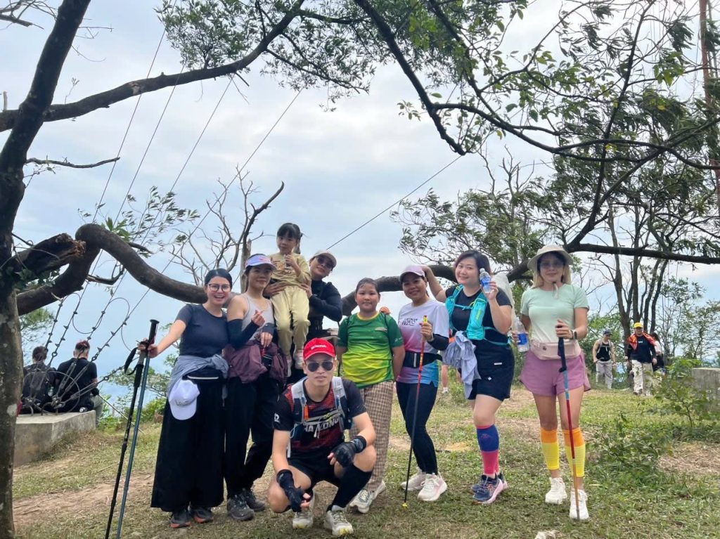 Thành viên CEO 1987 dừng chân nghỉ giữa hành trình Trekking Cùng Đồng Đội CEO 1987 dưới tán cây rừng