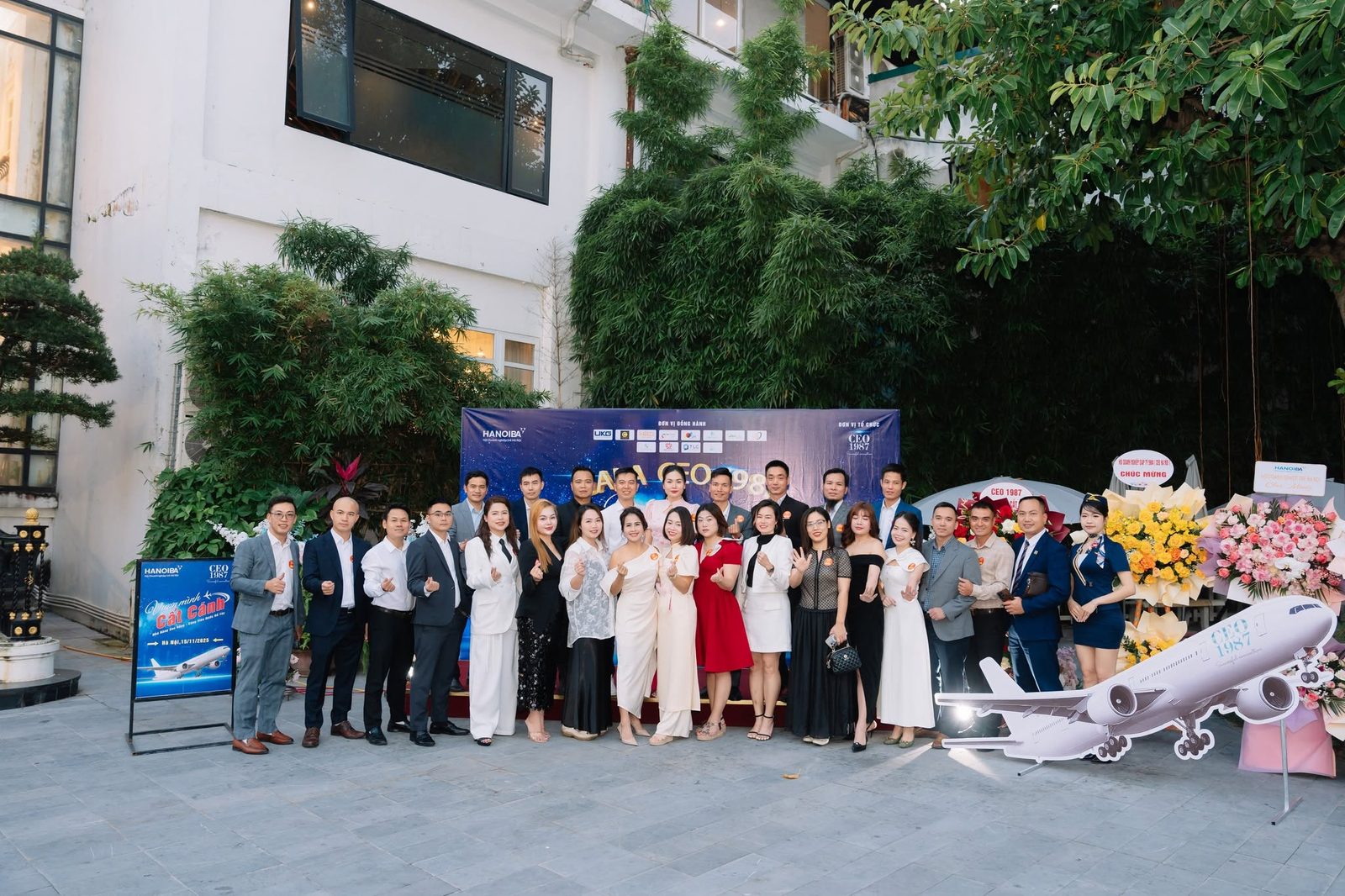 Đông đảo doanh nhân 1987 hội tụ trước sân khấu Gala CEO 1987 Vươn Mình Cất Cánh, cùng standee sự kiện tại Hà Nội