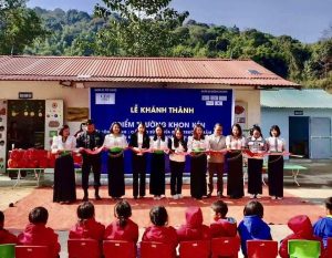Đại diện CLB CEO 1987 cắt băng khánh thành Điểm Trường Khon Kén trước sự chứng kiến của các em nhỏ vùng cao