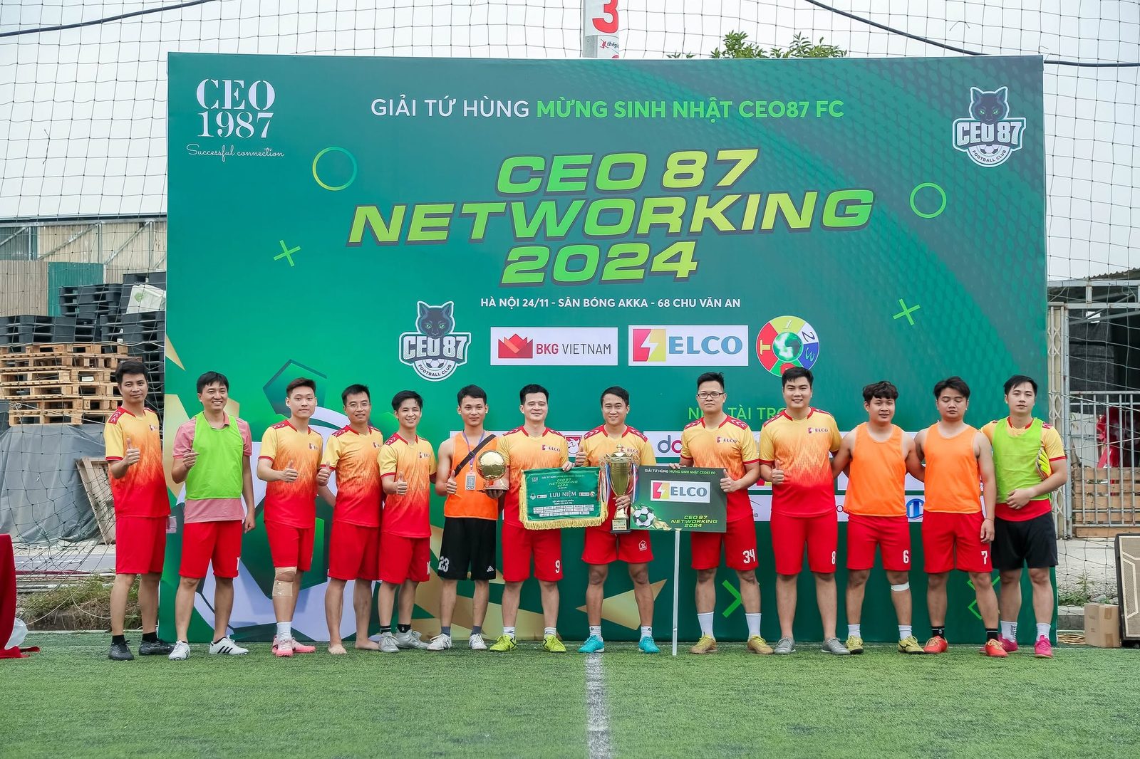Đội vô địch nâng cao chiếc Cúp Vàng danh giá tại giải giao lưu bóng đá của FC CEO 87.