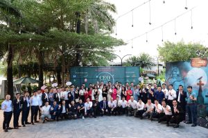 Tập thể thành viên CLB CEO 1987 vẫy tay trước banner Ra Mắt CLB CEO 1987 cùng các nhà tài trợ