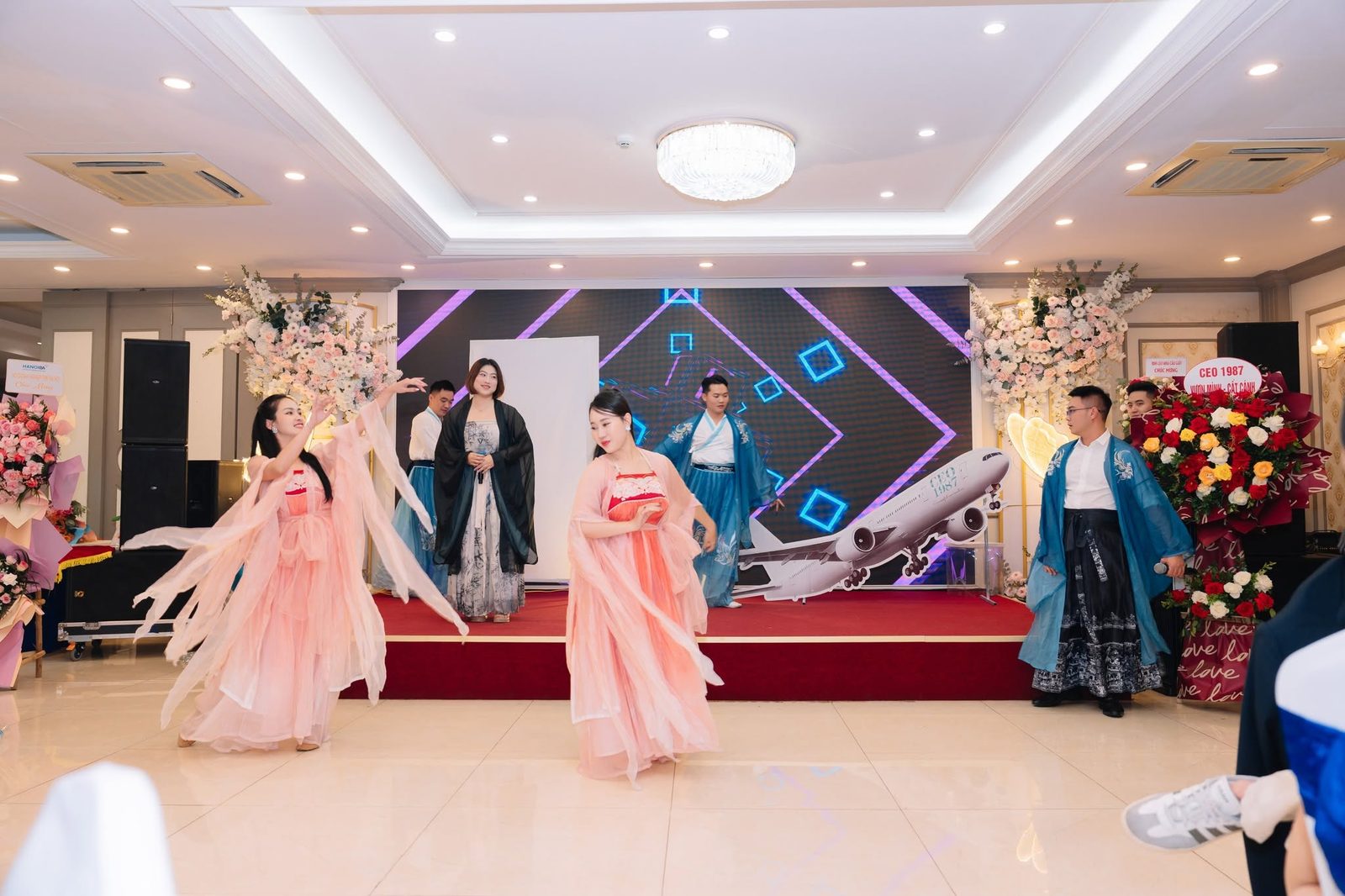 Tiết mục múa cổ trang trên sân khấu CEO 1987 với backdrop Vươn Mình Cất Cánh phía sau