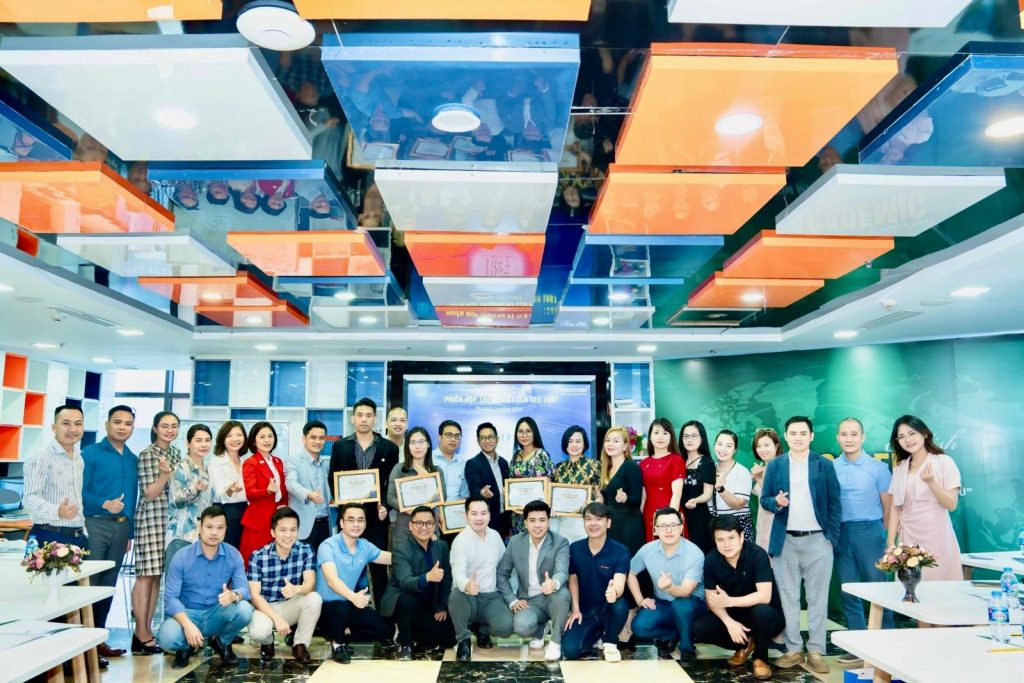 Hội viên CLB CEO 1987 chụp ảnh lưu niệm tại buổi họp định kỳ tháng 3/2024, chào mừng hội viên mới gia nhập.