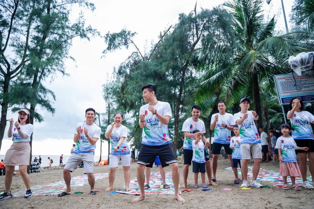 Các gia đình hội viên trong đồng phục CEO1987 Family cùng nhảy múa sôi động trên bãi biển trong ngày hội Family Day CEO1987.