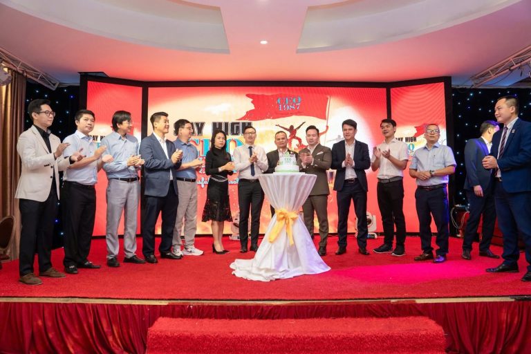 Các thành viên CEO1987 cùng nhau cắt bánh mừng trên sân khấu đêm gala Stay High CEO 1987 đầy cảm xúc