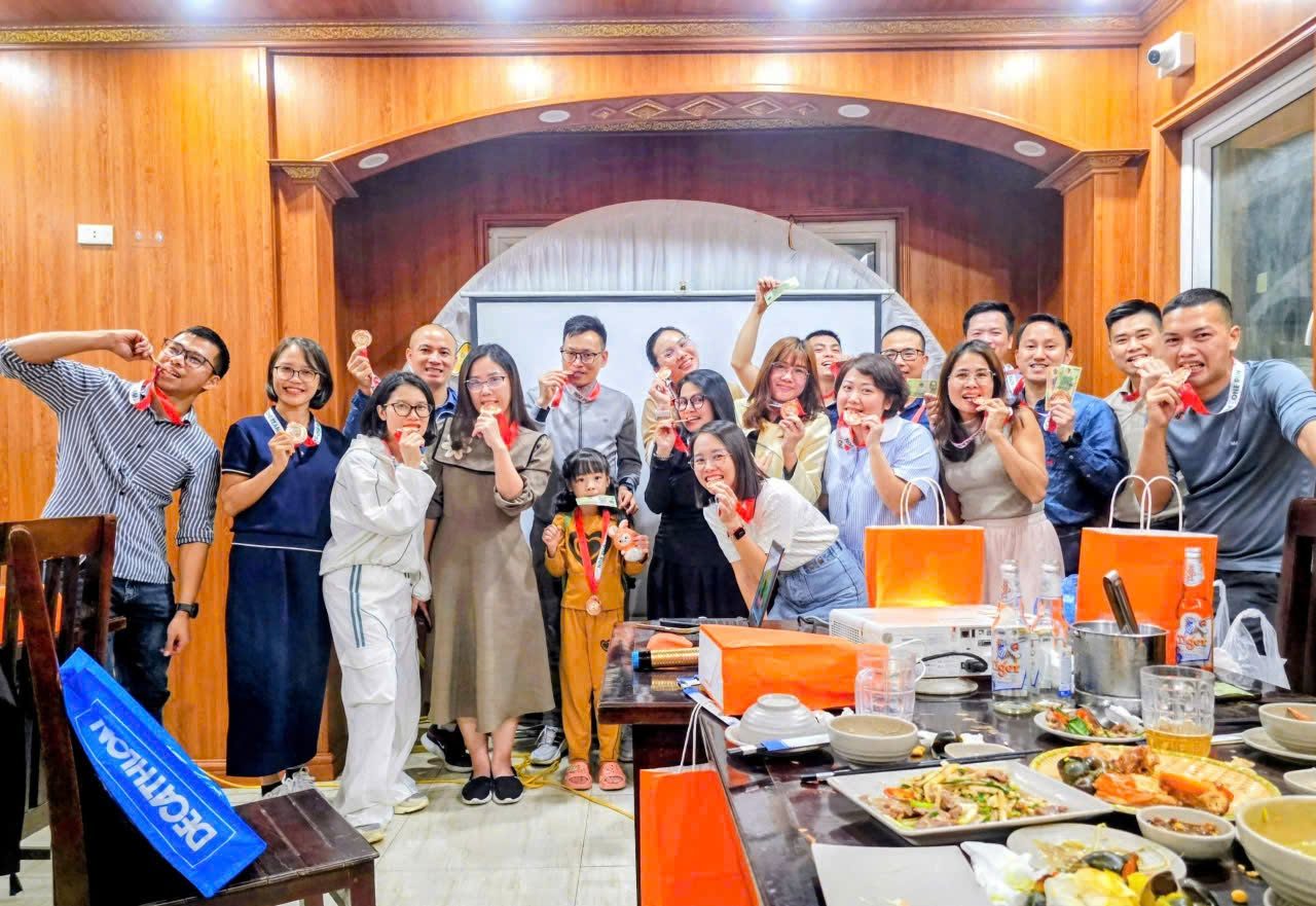 Hội viên CLB CEO1987 rạng rỡ khoe huy chương kỷ niệm trong bữa tiệc chia tay khép lại hành trình Family Day CEO1987.