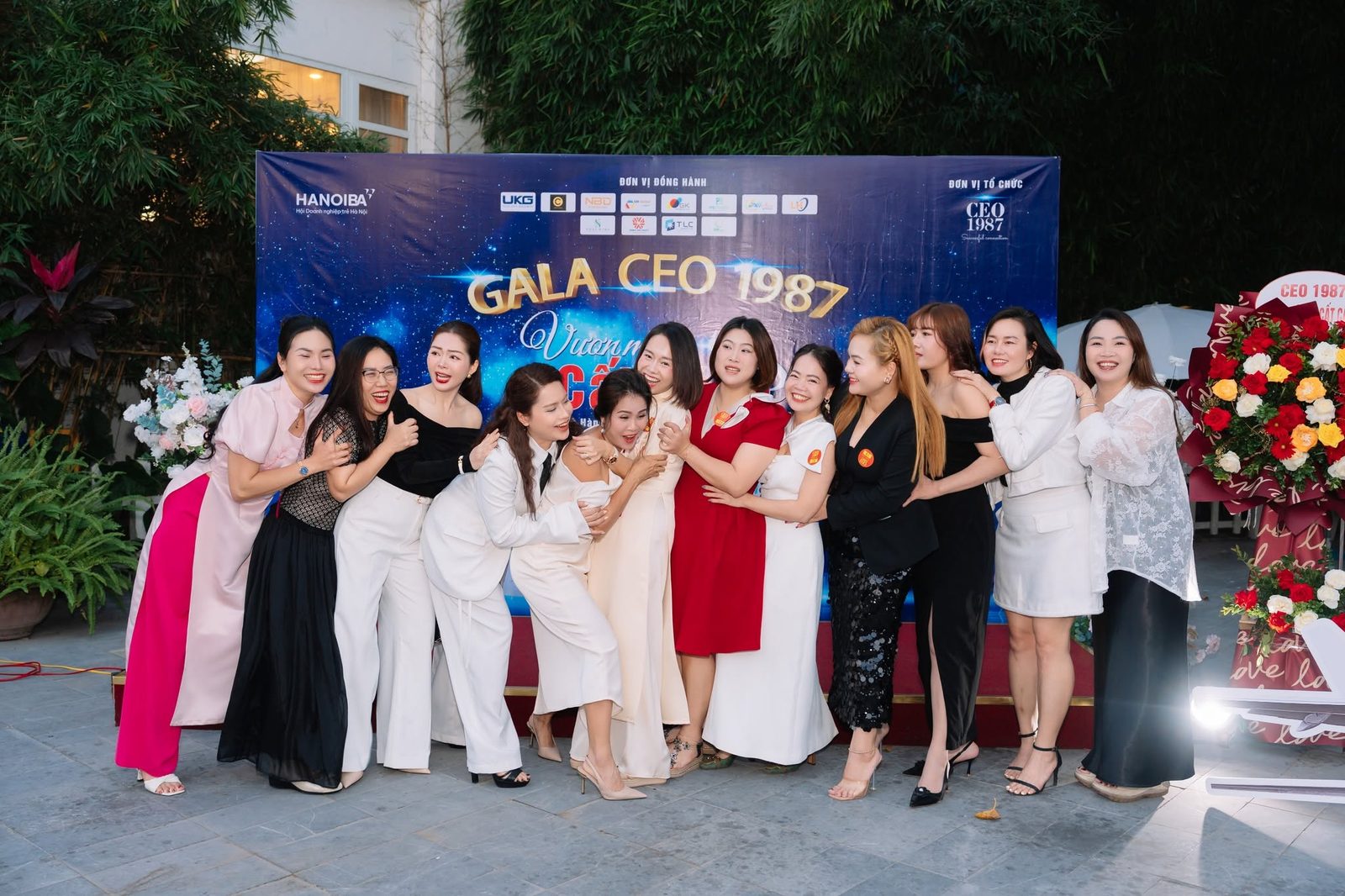 Các nữ doanh nhân 1987 ôm nhau cười rạng rỡ, thể hiện tinh thần tri ân và gắn kết trong cuộc gặp nhau cuối năm CEO 1987