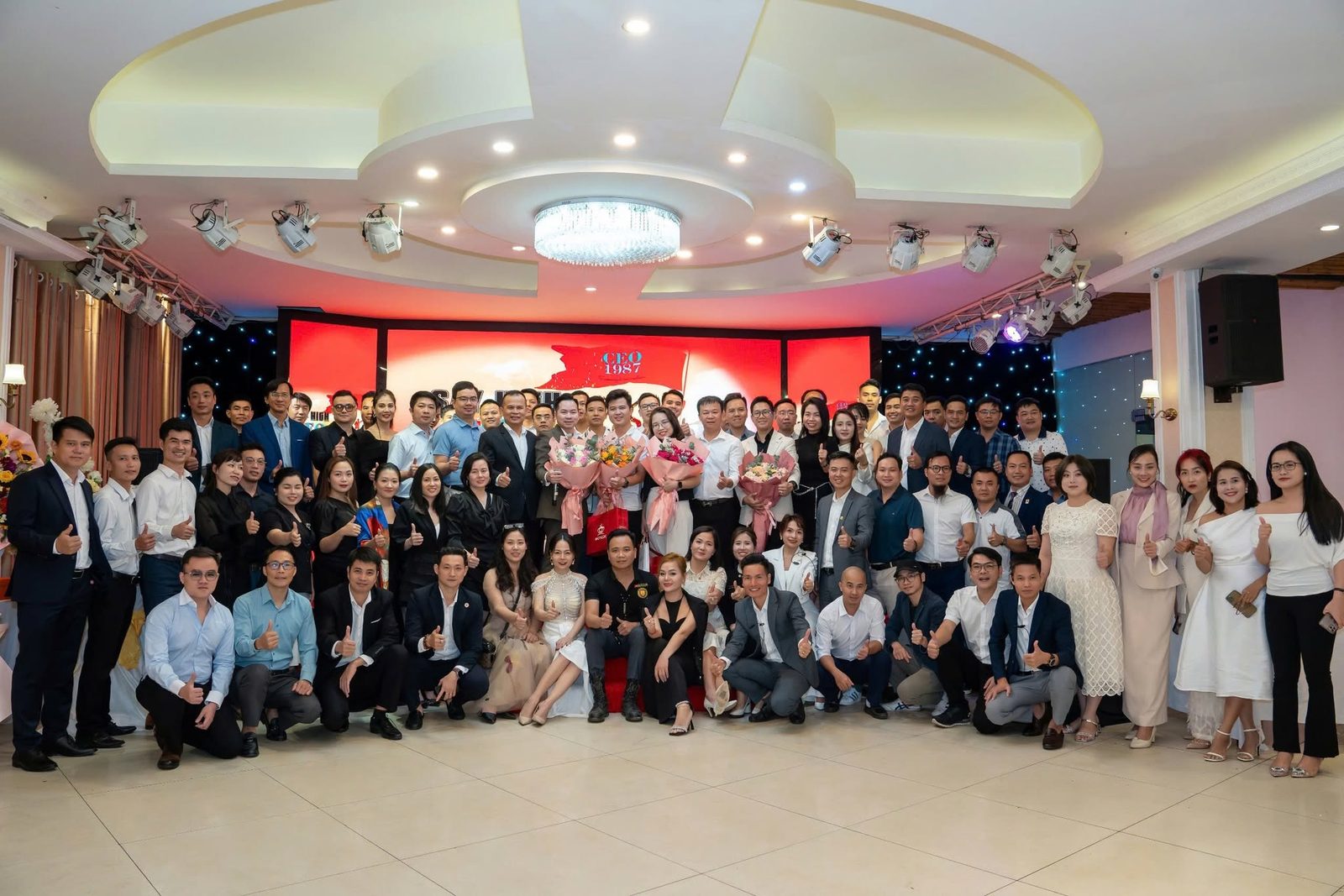 Đông đảo thành viên CEO 1987 quây quần trong hội trường, trao hoa chúc mừng, khép lại đêm gặp nhau cuối năm đầy cảm xúc