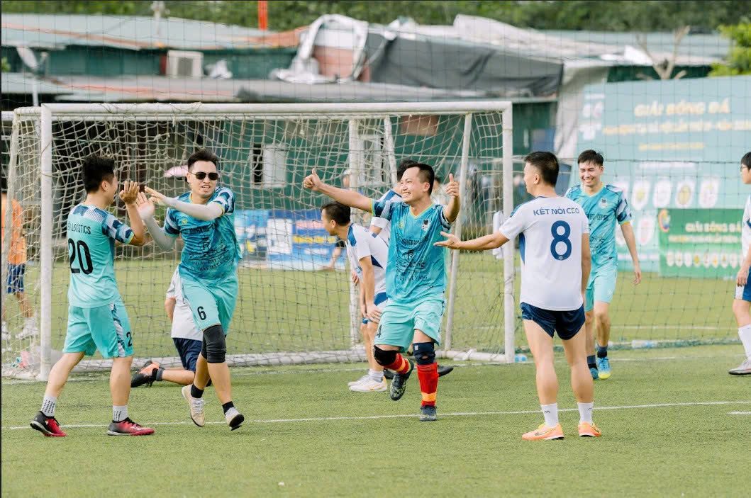 Cầu thủ FC CEO 87 ăn mừng bàn thắng cùng đồng đội, đúng tinh thần đá bóng để kết nối doanh nhân.