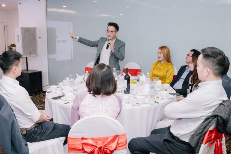Viettadi Travel tổ chức buổi đào tạo, gala dinner kết hợp team building cho đoàn doanh nghiệp