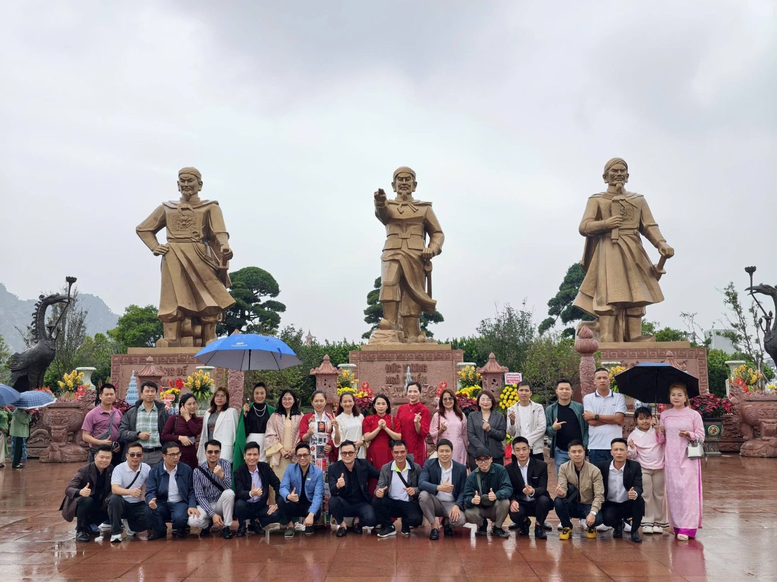 Đoàn CEO1987 chụp ảnh cùng tượng đài anh hùng dân tộc tại Khu di tích Bạch Đằng Giang trong mưa xuân
