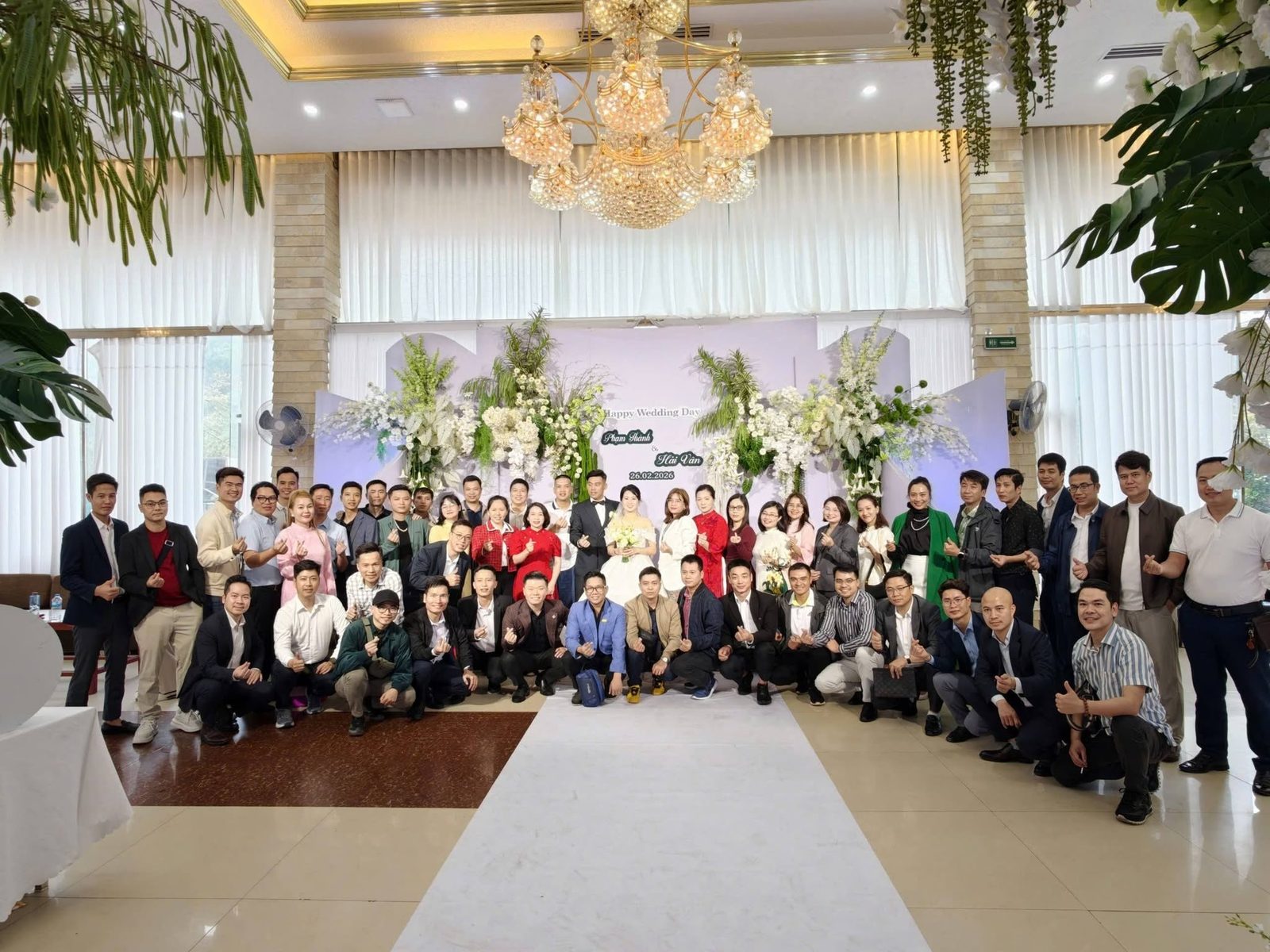 Thành viên CEO1987 Phạm Thanh và Hải Vân chụp ảnh cùng cả đoàn trong ngày cưới 26/2/2026