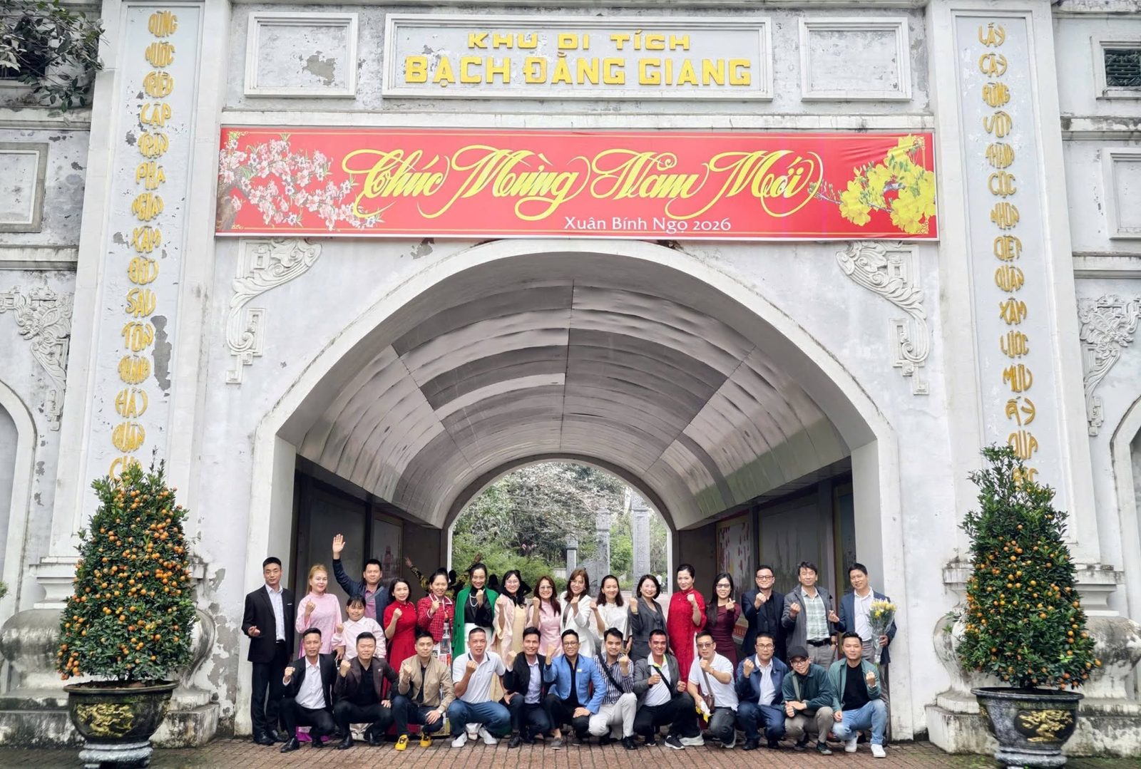 Cổng Khu di tích Bạch Đằng Giang rực rỡ sắc xuân đón đoàn CEO1987 nhân dịp Tết Bính Ngọ 2026