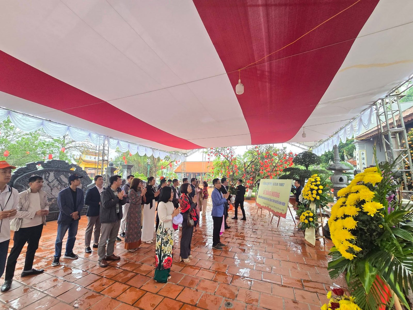 Các thành viên CEO1987 trang nghiêm dâng hương đầu xuân tại khu di tích Đền Trạng Trình Nguyễn Bỉnh Khiêm