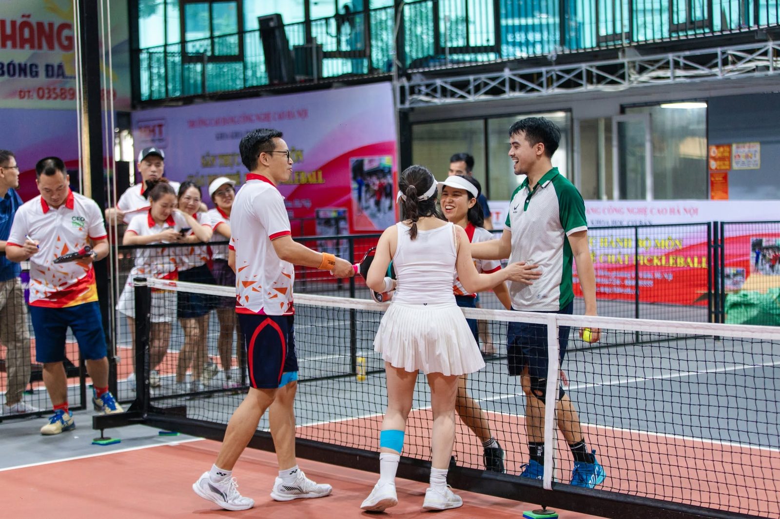 Các vận động viên Pickleball CEO1987 bắt tay giao lưu thân thiện ngay tại lưới sau trận đấu Cúp Hoa Xuân 2026
