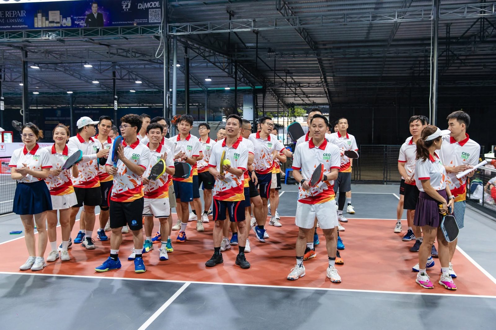 Đông đảo hội viên CEO1987 trong đồng phục trắng cầm vợt tập trung trên sân thi đấu Pickleball Cúp Hoa Xuân 2026